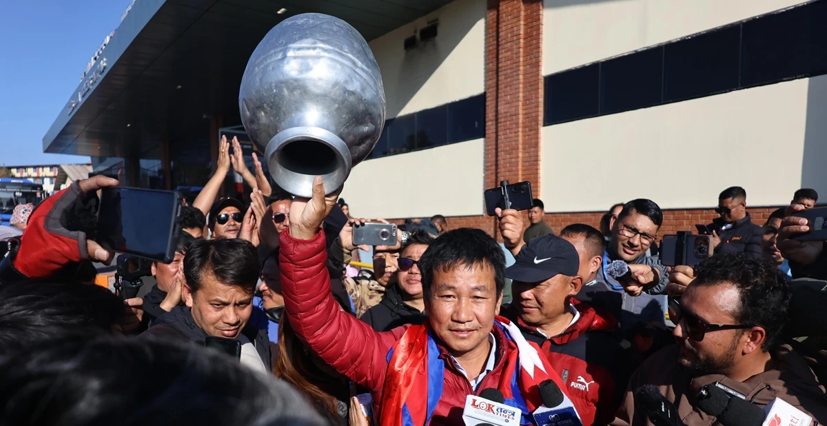 रित्तो गाग्री बोकेर काठमाडौं आइपुगे धरानका मेयर